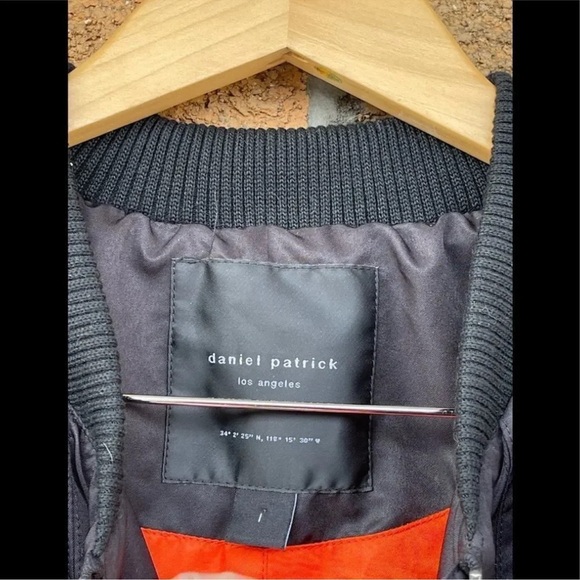 DANIEL PATRICK los angeles Cold Shoulder
Bomber Large - Picture 8 of 16